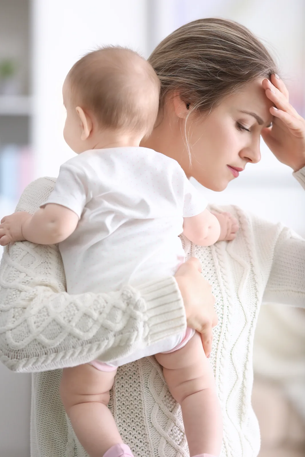 Mutter mit Baby — die emotionale Ebene nach dem Kaiserschnitt