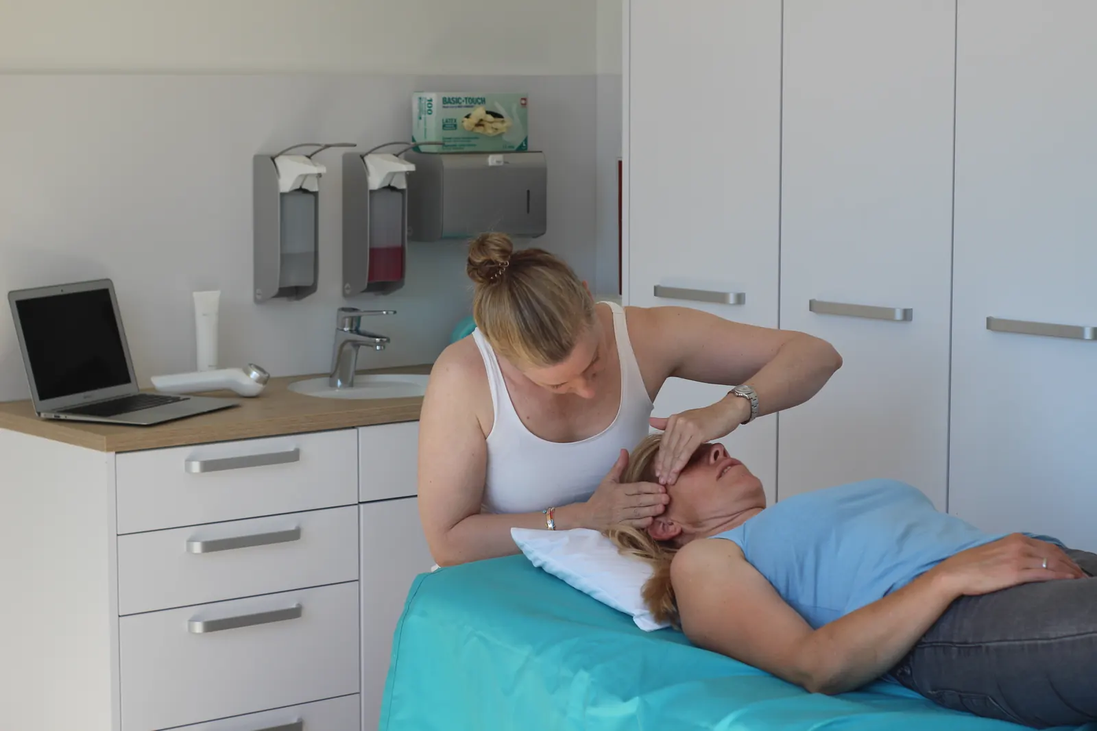 Svenja bei einer myofaszialen Behandlung